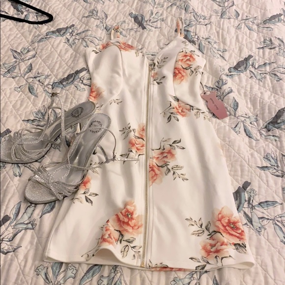 Haute Monde Dresses & Skirts - S Haute Monde White Floral Zip Up Dress 🌸